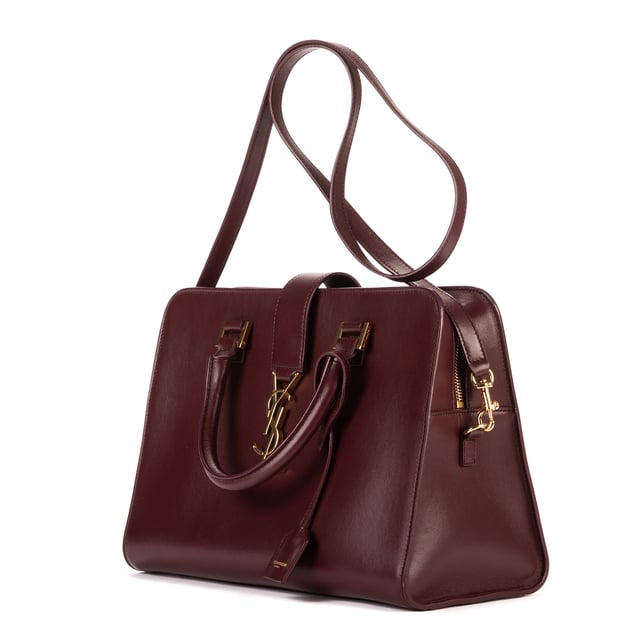 Yves Saint Laurent Bolsas Small Monogram Cabas  Bolso bandolera en Borgoña Piel de becerro y Oro hardware. El producto está en en Perfectas Condiciones (AA).
  Dimensiones: 29.5x20x8.5 cm 
  Accesorios incluidos: Strap; Dustbag; Ring Clochette; Booklet
    
  BrandCo Paris encuentra artículos raros y en las mejores condiciones a precios increíbles. ¡Vale la pena tener paciencia! Compra con confianza: todos los artículos de BrandCo Paris son seleccionados y autenticados cuidadosamente por nuestro equipo de expertos.
  Todos los artículos vienen con un certificado de autenticidad y un embalaje entregado por BrandCo Paris.
  Tabla de clasificación de la condición del artículo
  N (como nuevo)
  AA (perfecto estado)
  A (excelente estado)
  AB (muy buen estado)
  B (bueno/regular)