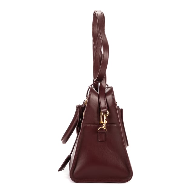 Yves Saint Laurent Bolsas Small Monogram Cabas  Bolso bandolera en Borgoña Piel de becerro y Oro hardware. El producto está en en Perfectas Condiciones (AA).
  Dimensiones: 29.5x20x8.5 cm 
  Accesorios incluidos: Strap; Dustbag; Ring Clochette; Booklet
    
  BrandCo Paris encuentra artículos raros y en las mejores condiciones a precios increíbles. ¡Vale la pena tener paciencia! Compra con confianza: todos los artículos de BrandCo Paris son seleccionados y autenticados cuidadosamente por nuestro equipo de expertos.
  Todos los artículos vienen con un certificado de autenticidad y un embalaje entregado por BrandCo Paris.
  Tabla de clasificación de la condición del artículo
  N (como nuevo)
  AA (perfecto estado)
  A (excelente estado)
  AB (muy buen estado)
  B (bueno/regular)