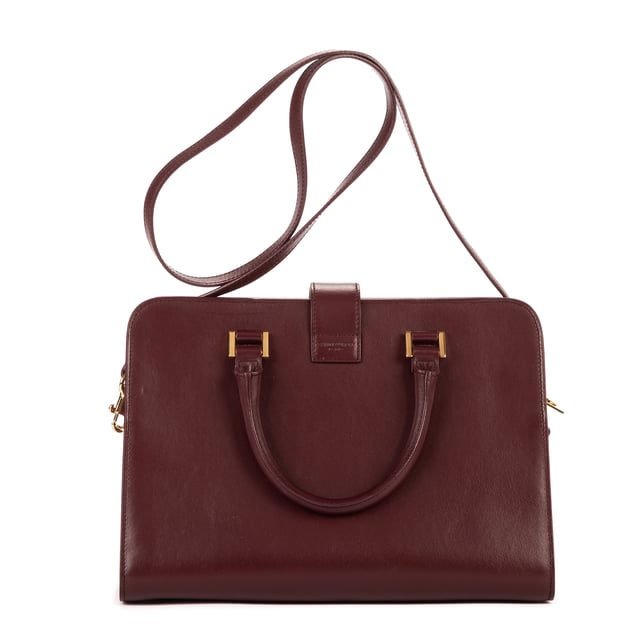 Yves Saint Laurent Bolsas Small Monogram Cabas  Bolso bandolera en Borgoña Piel de becerro y Oro hardware. El producto está en en Perfectas Condiciones (AA).
  Dimensiones: 29.5x20x8.5 cm 
  Accesorios incluidos: Strap; Dustbag; Ring Clochette; Booklet
    
  BrandCo Paris encuentra artículos raros y en las mejores condiciones a precios increíbles. ¡Vale la pena tener paciencia! Compra con confianza: todos los artículos de BrandCo Paris son seleccionados y autenticados cuidadosamente por nuestro equipo de expertos.
  Todos los artículos vienen con un certificado de autenticidad y un embalaje entregado por BrandCo Paris.
  Tabla de clasificación de la condición del artículo
  N (como nuevo)
  AA (perfecto estado)
  A (excelente estado)
  AB (muy buen estado)
  B (bueno/regular)
