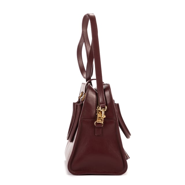 Yves Saint Laurent Bolsas Small Monogram Cabas  Bolso bandolera en Borgoña Piel de becerro y Oro hardware. El producto está en en Perfectas Condiciones (AA).
  Dimensiones: 29.5x20x8.5 cm 
  Accesorios incluidos: Strap; Dustbag; Ring Clochette; Booklet
    
  BrandCo Paris encuentra artículos raros y en las mejores condiciones a precios increíbles. ¡Vale la pena tener paciencia! Compra con confianza: todos los artículos de BrandCo Paris son seleccionados y autenticados cuidadosamente por nuestro equipo de expertos.
  Todos los artículos vienen con un certificado de autenticidad y un embalaje entregado por BrandCo Paris.
  Tabla de clasificación de la condición del artículo
  N (como nuevo)
  AA (perfecto estado)
  A (excelente estado)
  AB (muy buen estado)
  B (bueno/regular)