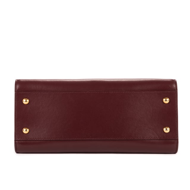 Yves Saint Laurent Bolsas Small Monogram Cabas  Bolso bandolera en Borgoña Piel de becerro y Oro hardware. El producto está en en Perfectas Condiciones (AA).
  Dimensiones: 29.5x20x8.5 cm 
  Accesorios incluidos: Strap; Dustbag; Ring Clochette; Booklet
    
  BrandCo Paris encuentra artículos raros y en las mejores condiciones a precios increíbles. ¡Vale la pena tener paciencia! Compra con confianza: todos los artículos de BrandCo Paris son seleccionados y autenticados cuidadosamente por nuestro equipo de expertos.
  Todos los artículos vienen con un certificado de autenticidad y un embalaje entregado por BrandCo Paris.
  Tabla de clasificación de la condición del artículo
  N (como nuevo)
  AA (perfecto estado)
  A (excelente estado)
  AB (muy buen estado)
  B (bueno/regular)