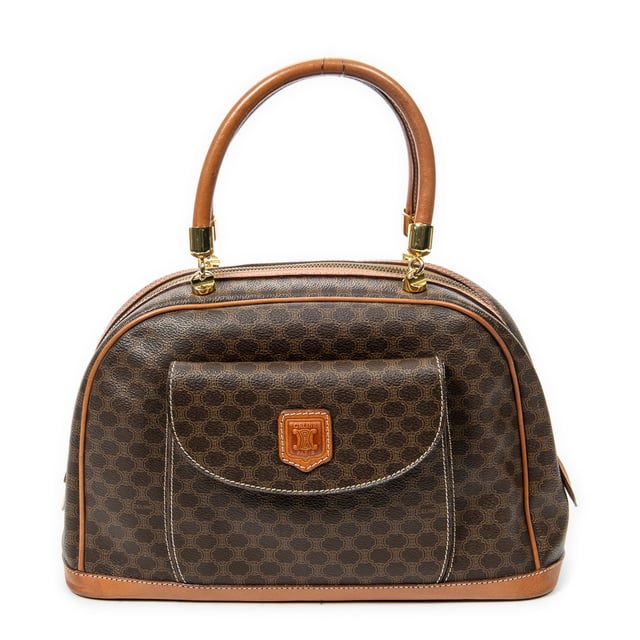 Celine Bolsas Vintage Front Pocket Dome Bag  Bolso bandolera en Marrón Lona recubierta y Oro hardware. El producto está en en Excelentes Condiciones (A).
  Dimensiones: 34x19x12 cm 
  Accesorios incluidos: None
    
  BrandCo Paris encuentra artículos raros y en las mejores condiciones a precios increíbles. ¡Vale la pena tener paciencia! Compra con confianza: todos los artículos de BrandCo Paris son seleccionados y autenticados cuidadosamente por nuestro equipo de expertos.
  Todos los artículos vienen con un certificado de autenticidad y un embalaje entregado por BrandCo Paris.
  Tabla de clasificación de la condición del artículo
  N (como nuevo)
  AA (perfecto estado)
  A (excelente estado)
  AB (muy buen estado)
  B (bueno/regular)
