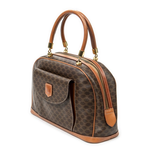 Celine Bolsas Vintage Front Pocket Dome Bag  Bolso bandolera en Marrón Lona recubierta y Oro hardware. El producto está en en Excelentes Condiciones (A).
  Dimensiones: 34x19x12 cm 
  Accesorios incluidos: None
    
  BrandCo Paris encuentra artículos raros y en las mejores condiciones a precios increíbles. ¡Vale la pena tener paciencia! Compra con confianza: todos los artículos de BrandCo Paris son seleccionados y autenticados cuidadosamente por nuestro equipo de expertos.
  Todos los artículos vienen con un certificado de autenticidad y un embalaje entregado por BrandCo Paris.
  Tabla de clasificación de la condición del artículo
  N (como nuevo)
  AA (perfecto estado)
  A (excelente estado)
  AB (muy buen estado)
  B (bueno/regular)