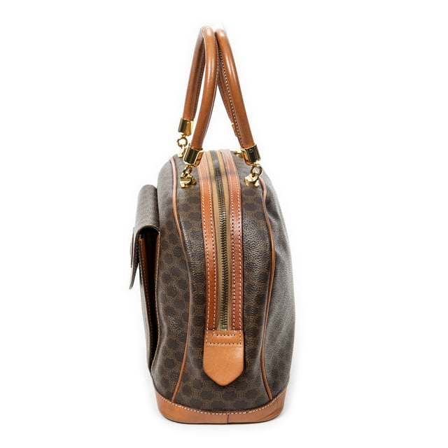 Celine Bolsas Vintage Front Pocket Dome Bag  Bolso bandolera en Marrón Lona recubierta y Oro hardware. El producto está en en Excelentes Condiciones (A).
  Dimensiones: 34x19x12 cm 
  Accesorios incluidos: None
    
  BrandCo Paris encuentra artículos raros y en las mejores condiciones a precios increíbles. ¡Vale la pena tener paciencia! Compra con confianza: todos los artículos de BrandCo Paris son seleccionados y autenticados cuidadosamente por nuestro equipo de expertos.
  Todos los artículos vienen con un certificado de autenticidad y un embalaje entregado por BrandCo Paris.
  Tabla de clasificación de la condición del artículo
  N (como nuevo)
  AA (perfecto estado)
  A (excelente estado)
  AB (muy buen estado)
  B (bueno/regular)