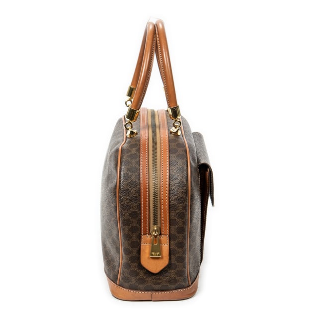 Celine Bolsas Vintage Front Pocket Dome Bag  Bolso bandolera en Marrón Lona recubierta y Oro hardware. El producto está en en Excelentes Condiciones (A).
  Dimensiones: 34x19x12 cm 
  Accesorios incluidos: None
    
  BrandCo Paris encuentra artículos raros y en las mejores condiciones a precios increíbles. ¡Vale la pena tener paciencia! Compra con confianza: todos los artículos de BrandCo Paris son seleccionados y autenticados cuidadosamente por nuestro equipo de expertos.
  Todos los artículos vienen con un certificado de autenticidad y un embalaje entregado por BrandCo Paris.
  Tabla de clasificación de la condición del artículo
  N (como nuevo)
  AA (perfecto estado)
  A (excelente estado)
  AB (muy buen estado)
  B (bueno/regular)
