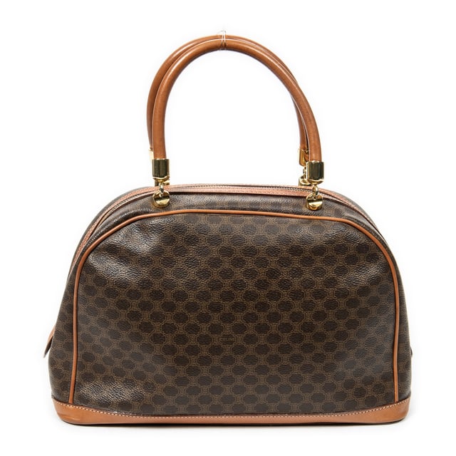 Celine Bolsas Vintage Front Pocket Dome Bag  Bolso bandolera en Marrón Lona recubierta y Oro hardware. El producto está en en Excelentes Condiciones (A).
  Dimensiones: 34x19x12 cm 
  Accesorios incluidos: None
    
  BrandCo Paris encuentra artículos raros y en las mejores condiciones a precios increíbles. ¡Vale la pena tener paciencia! Compra con confianza: todos los artículos de BrandCo Paris son seleccionados y autenticados cuidadosamente por nuestro equipo de expertos.
  Todos los artículos vienen con un certificado de autenticidad y un embalaje entregado por BrandCo Paris.
  Tabla de clasificación de la condición del artículo
  N (como nuevo)
  AA (perfecto estado)
  A (excelente estado)
  AB (muy buen estado)
  B (bueno/regular)