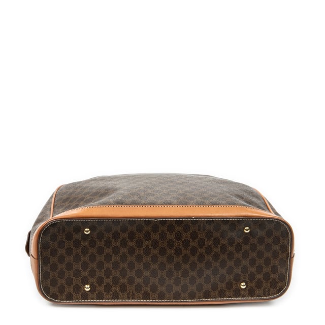 Celine Bolsas Vintage Front Pocket Dome Bag  Bolso bandolera en Marrón Lona recubierta y Oro hardware. El producto está en en Excelentes Condiciones (A).
  Dimensiones: 34x19x12 cm 
  Accesorios incluidos: None
    
  BrandCo Paris encuentra artículos raros y en las mejores condiciones a precios increíbles. ¡Vale la pena tener paciencia! Compra con confianza: todos los artículos de BrandCo Paris son seleccionados y autenticados cuidadosamente por nuestro equipo de expertos.
  Todos los artículos vienen con un certificado de autenticidad y un embalaje entregado por BrandCo Paris.
  Tabla de clasificación de la condición del artículo
  N (como nuevo)
  AA (perfecto estado)
  A (excelente estado)
  AB (muy buen estado)
  B (bueno/regular)