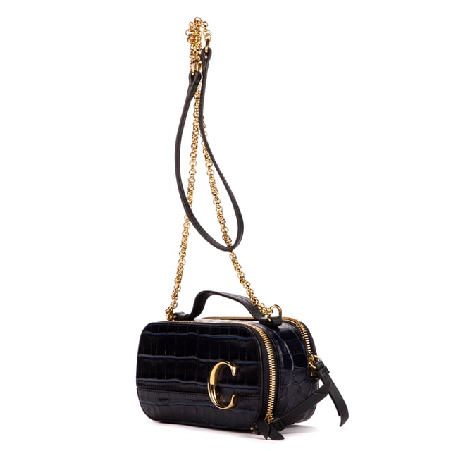 Chloé Bolsas Eyewear Mini Bolso bandolera en Azul marino Piel de becerro y Oro hardware. El producto está en en Perfectas Condiciones (AA).
  Dimensiones: 0x0x0 cm 
  Accesorios incluidos: None
    
  BrandCo Paris encuentra artículos raros y en las mejores condiciones a precios increíbles. ¡Vale la pena tener paciencia! Compra con confianza: todos los artículos de BrandCo Paris son seleccionados y autenticados cuidadosamente por nuestro equipo de expertos.
  Todos los artículos vienen con un certificado de autenticidad y un embalaje entregado por BrandCo Paris.
  Tabla de clasificación de la condición del artículo
  N (como nuevo)
  AA (perfecto estado)
  A (excelente estado)
  AB (muy buen estado)
  B (bueno/regular)