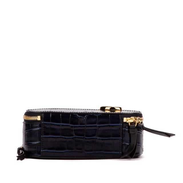 Chloé Bolsas Eyewear Mini Bolso bandolera en Azul marino Piel de becerro y Oro hardware. El producto está en en Perfectas Condiciones (AA).
  Dimensiones: 0x0x0 cm 
  Accesorios incluidos: None
    
  BrandCo Paris encuentra artículos raros y en las mejores condiciones a precios increíbles. ¡Vale la pena tener paciencia! Compra con confianza: todos los artículos de BrandCo Paris son seleccionados y autenticados cuidadosamente por nuestro equipo de expertos.
  Todos los artículos vienen con un certificado de autenticidad y un embalaje entregado por BrandCo Paris.
  Tabla de clasificación de la condición del artículo
  N (como nuevo)
  AA (perfecto estado)
  A (excelente estado)
  AB (muy buen estado)
  B (bueno/regular)