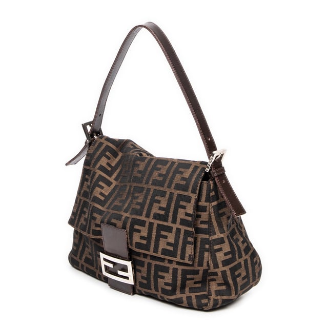 Fendi Bolsas Mama Forever  Bolso bandolera en Bronceado/Marrón oscuro Lienzo y Plata hardware. El producto está en en Excelentes Condiciones (A).
  Dimensiones: 28x19x11 cm 
  Accesorios incluidos: None
    Condición Notes: slight scuffs on buckle hardware
  BrandCo Paris encuentra artículos raros y en las mejores condiciones a precios increíbles. ¡Vale la pena tener paciencia! Compra con confianza: todos los artículos de BrandCo Paris son seleccionados y autenticados cuidadosamente por nuestro equipo de expertos.
  Todos los artículos vienen con un certificado de autenticidad y un embalaje entregado por BrandCo Paris.
  Tabla de clasificación de la condición del artículo
  N (como nuevo)
  AA (perfecto estado)
  A (excelente estado)
  AB (muy buen estado)
  B (bueno/regular)