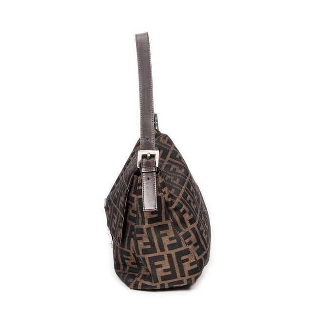 Fendi Bolsas Mama Forever  Bolso bandolera en Bronceado/Marrón oscuro Lienzo y Plata hardware. El producto está en en Excelentes Condiciones (A).
  Dimensiones: 28x19x11 cm 
  Accesorios incluidos: None
    Condición Notes: slight scuffs on buckle hardware
  BrandCo Paris encuentra artículos raros y en las mejores condiciones a precios increíbles. ¡Vale la pena tener paciencia! Compra con confianza: todos los artículos de BrandCo Paris son seleccionados y autenticados cuidadosamente por nuestro equipo de expertos.
  Todos los artículos vienen con un certificado de autenticidad y un embalaje entregado por BrandCo Paris.
  Tabla de clasificación de la condición del artículo
  N (como nuevo)
  AA (perfecto estado)
  A (excelente estado)
  AB (muy buen estado)
  B (bueno/regular)