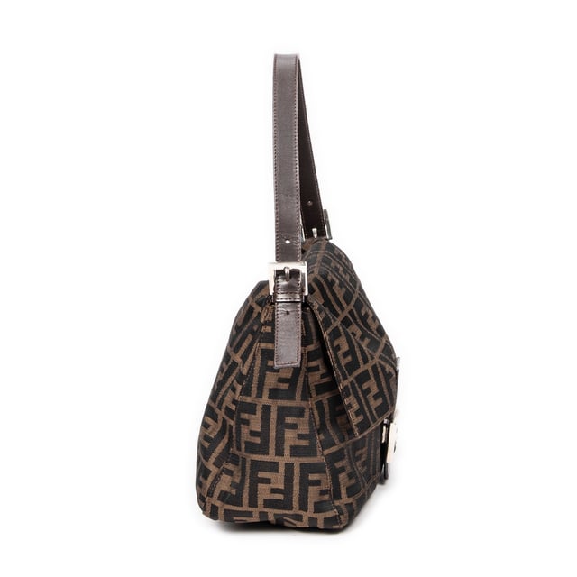Fendi Bolsas Mama Forever  Bolso bandolera en Bronceado/Marrón oscuro Lienzo y Plata hardware. El producto está en en Excelentes Condiciones (A).
  Dimensiones: 28x19x11 cm 
  Accesorios incluidos: None
    Condición Notes: slight scuffs on buckle hardware
  BrandCo Paris encuentra artículos raros y en las mejores condiciones a precios increíbles. ¡Vale la pena tener paciencia! Compra con confianza: todos los artículos de BrandCo Paris son seleccionados y autenticados cuidadosamente por nuestro equipo de expertos.
  Todos los artículos vienen con un certificado de autenticidad y un embalaje entregado por BrandCo Paris.
  Tabla de clasificación de la condición del artículo
  N (como nuevo)
  AA (perfecto estado)
  A (excelente estado)
  AB (muy buen estado)
  B (bueno/regular)
