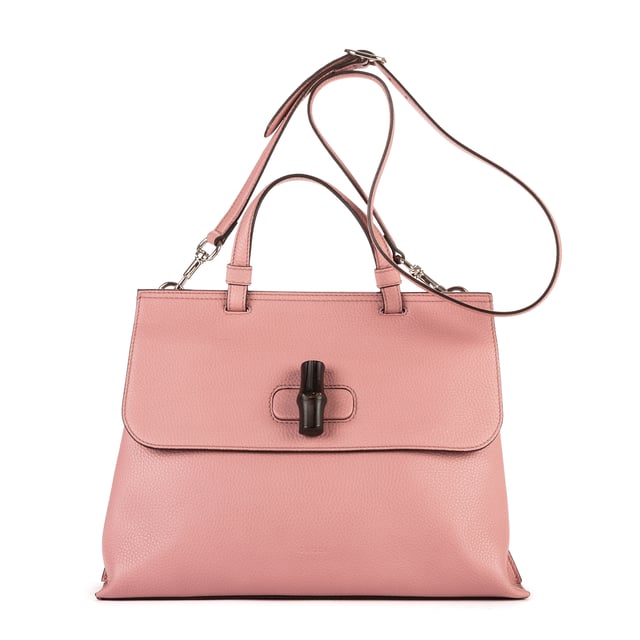 Gucci Bolsas Medium Bamboo Daily Top Handle  Bolso bandolera en Rosa Piel de becerro y Plata hardware. El producto está en en Perfectas Condiciones (AA).
  Dimensiones: 32.5x24x12 cm 
  Accesorios incluidos: Strap; Dustbag
    
  BrandCo Paris encuentra artículos raros y en las mejores condiciones a precios increíbles. ¡Vale la pena tener paciencia! Compra con confianza: todos los artículos de BrandCo Paris son seleccionados y autenticados cuidadosamente por nuestro equipo de expertos.
  Todos los artículos vienen con un certificado de autenticidad y un embalaje entregado por BrandCo Paris.
  Tabla de clasificación de la condición del artículo
  N (como nuevo)
  AA (perfecto estado)
  A (excelente estado)
  AB (muy buen estado)
  B (bueno/regular)