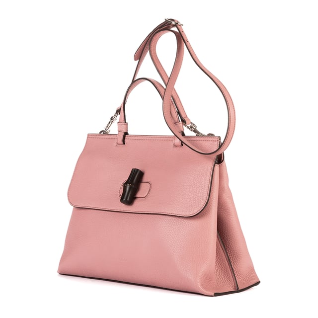 Gucci Bolsas Medium Bamboo Daily Top Handle  Bolso bandolera en Rosa Piel de becerro y Plata hardware. El producto está en en Perfectas Condiciones (AA).
  Dimensiones: 32.5x24x12 cm 
  Accesorios incluidos: Strap; Dustbag
    
  BrandCo Paris encuentra artículos raros y en las mejores condiciones a precios increíbles. ¡Vale la pena tener paciencia! Compra con confianza: todos los artículos de BrandCo Paris son seleccionados y autenticados cuidadosamente por nuestro equipo de expertos.
  Todos los artículos vienen con un certificado de autenticidad y un embalaje entregado por BrandCo Paris.
  Tabla de clasificación de la condición del artículo
  N (como nuevo)
  AA (perfecto estado)
  A (excelente estado)
  AB (muy buen estado)
  B (bueno/regular)