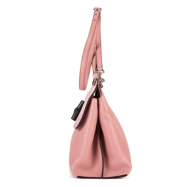 Gucci Bolsas Medium Bamboo Daily Top Handle  Bolso bandolera en Rosa Piel de becerro y Plata hardware. El producto está en en Perfectas Condiciones (AA).
  Dimensiones: 32.5x24x12 cm 
  Accesorios incluidos: Strap; Dustbag
    
  BrandCo Paris encuentra artículos raros y en las mejores condiciones a precios increíbles. ¡Vale la pena tener paciencia! Compra con confianza: todos los artículos de BrandCo Paris son seleccionados y autenticados cuidadosamente por nuestro equipo de expertos.
  Todos los artículos vienen con un certificado de autenticidad y un embalaje entregado por BrandCo Paris.
  Tabla de clasificación de la condición del artículo
  N (como nuevo)
  AA (perfecto estado)
  A (excelente estado)
  AB (muy buen estado)
  B (bueno/regular)