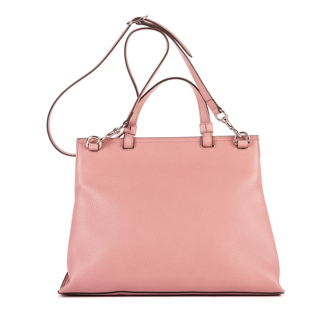 Gucci Bolsas Medium Bamboo Daily Top Handle  Bolso bandolera en Rosa Piel de becerro y Plata hardware. El producto está en en Perfectas Condiciones (AA).
  Dimensiones: 32.5x24x12 cm 
  Accesorios incluidos: Strap; Dustbag
    
  BrandCo Paris encuentra artículos raros y en las mejores condiciones a precios increíbles. ¡Vale la pena tener paciencia! Compra con confianza: todos los artículos de BrandCo Paris son seleccionados y autenticados cuidadosamente por nuestro equipo de expertos.
  Todos los artículos vienen con un certificado de autenticidad y un embalaje entregado por BrandCo Paris.
  Tabla de clasificación de la condición del artículo
  N (como nuevo)
  AA (perfecto estado)
  A (excelente estado)
  AB (muy buen estado)
  B (bueno/regular)