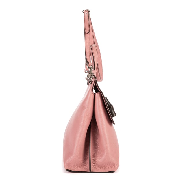 Gucci Bolsas Medium Bamboo Daily Top Handle  Bolso bandolera en Rosa Piel de becerro y Plata hardware. El producto está en en Perfectas Condiciones (AA).
  Dimensiones: 32.5x24x12 cm 
  Accesorios incluidos: Strap; Dustbag
    
  BrandCo Paris encuentra artículos raros y en las mejores condiciones a precios increíbles. ¡Vale la pena tener paciencia! Compra con confianza: todos los artículos de BrandCo Paris son seleccionados y autenticados cuidadosamente por nuestro equipo de expertos.
  Todos los artículos vienen con un certificado de autenticidad y un embalaje entregado por BrandCo Paris.
  Tabla de clasificación de la condición del artículo
  N (como nuevo)
  AA (perfecto estado)
  A (excelente estado)
  AB (muy buen estado)
  B (bueno/regular)