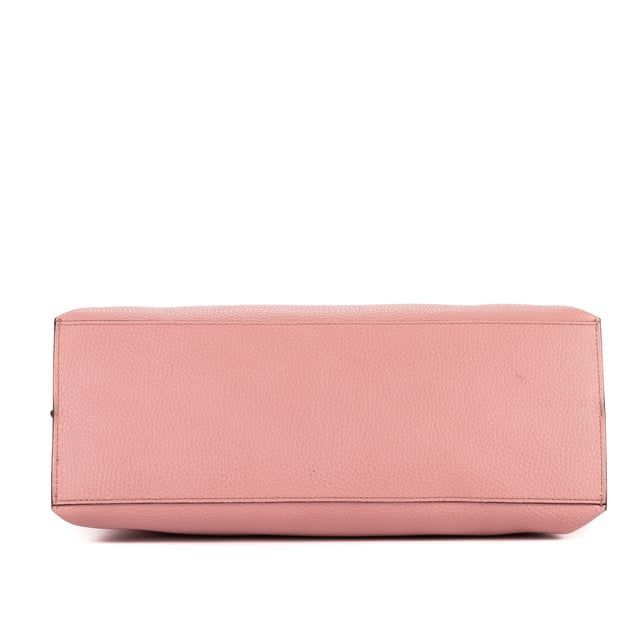 Gucci Bolsas Medium Bamboo Daily Top Handle  Bolso bandolera en Rosa Piel de becerro y Plata hardware. El producto está en en Perfectas Condiciones (AA).
  Dimensiones: 32.5x24x12 cm 
  Accesorios incluidos: Strap; Dustbag
    
  BrandCo Paris encuentra artículos raros y en las mejores condiciones a precios increíbles. ¡Vale la pena tener paciencia! Compra con confianza: todos los artículos de BrandCo Paris son seleccionados y autenticados cuidadosamente por nuestro equipo de expertos.
  Todos los artículos vienen con un certificado de autenticidad y un embalaje entregado por BrandCo Paris.
  Tabla de clasificación de la condición del artículo
  N (como nuevo)
  AA (perfecto estado)
  A (excelente estado)
  AB (muy buen estado)
  B (bueno/regular)