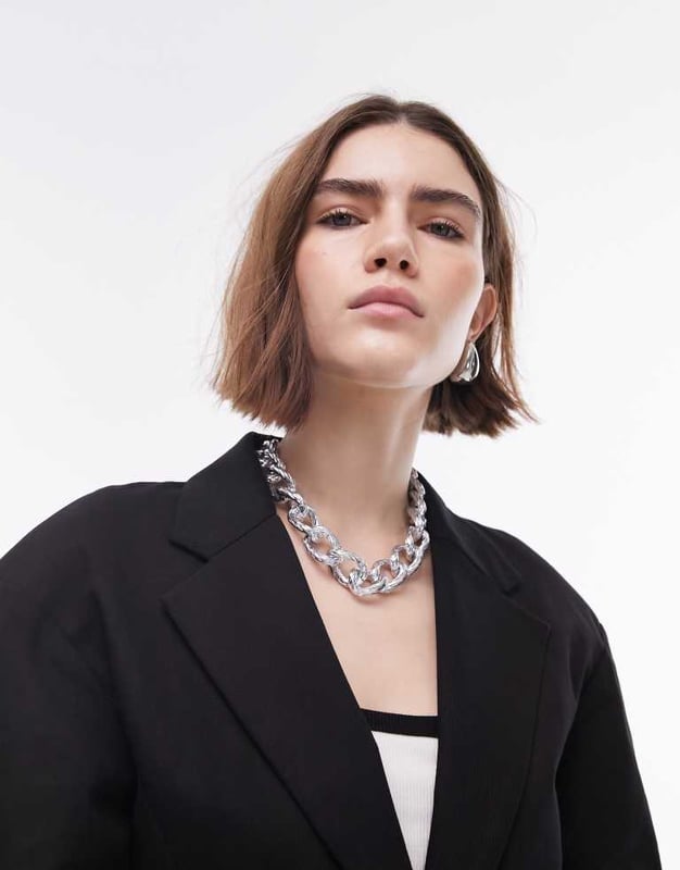 Blazers by Topshop Welcome to the next phase of Topshop Notch lapels Buckle detail Single button fastening Flap pockets Regular fitSold By: Asos