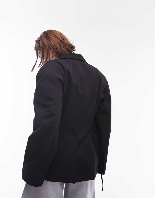 Blazers by Topshop Welcome to the next phase of Topshop Notch lapels Buckle detail Single button fastening Flap pockets Regular fitSold By: Asos