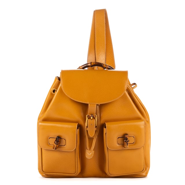 Gucci Tassen Large Bamboo Backpack  Rugzak in de Mosterd Kalfsleer in de Goud  hardware. Het product is in In Uitstekende Staat (A).
  Afmetingen: 30.5x30x10 cm 
  Inclusief accessoires: Dustbag
      
  BrandCo Paris vindt zeldzame artikelen in de beste staat voor ongelooflijke prijzen. Het is de moeite waard om geduldig te zijn! Koop met vertrouwen: alle artikelen van BrandCo Paris worden zorgvuldig geselecteerd en geverifieerd door ons team van experts.

  Alle artikelen worden geleverd met een certificaat van echtheid en verpakt door BrandCo Paris.

  Classificatietabel voor de conditie van het artikel:

  N (als nieuw)
  AA (perfecte staat)
  A (uitstekende staat)
  AB (zeer goede staat)
  B (goede/redelijke staat)