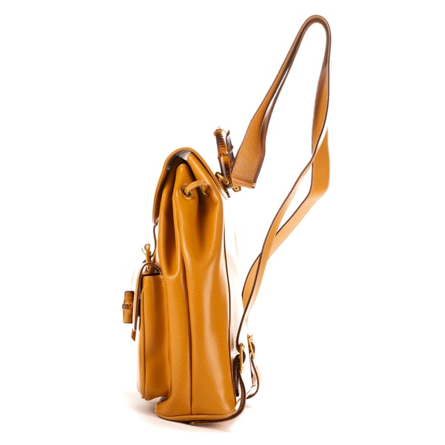 Gucci Tassen Large Bamboo Backpack  Rugzak in de Mosterd Kalfsleer in de Goud  hardware. Het product is in In Uitstekende Staat (A).
  Afmetingen: 30.5x30x10 cm 
  Inclusief accessoires: Dustbag
      
  BrandCo Paris vindt zeldzame artikelen in de beste staat voor ongelooflijke prijzen. Het is de moeite waard om geduldig te zijn! Koop met vertrouwen: alle artikelen van BrandCo Paris worden zorgvuldig geselecteerd en geverifieerd door ons team van experts.

  Alle artikelen worden geleverd met een certificaat van echtheid en verpakt door BrandCo Paris.

  Classificatietabel voor de conditie van het artikel:

  N (als nieuw)
  AA (perfecte staat)
  A (uitstekende staat)
  AB (zeer goede staat)
  B (goede/redelijke staat)