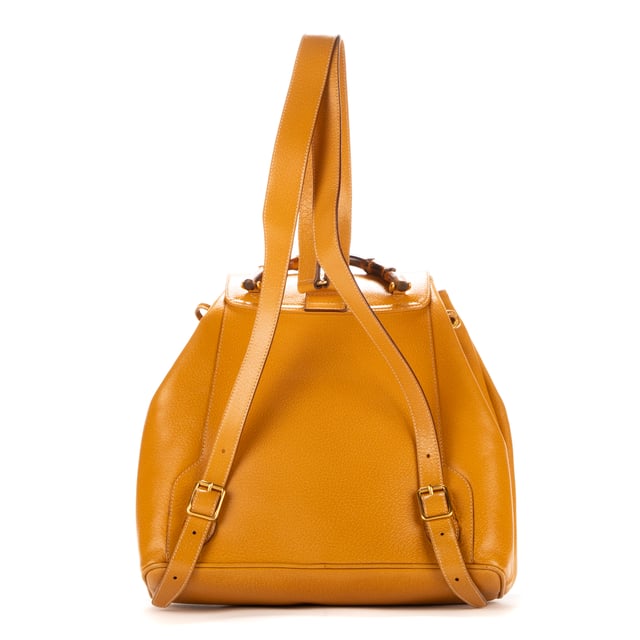 Gucci Tassen Large Bamboo Backpack  Rugzak in de Mosterd Kalfsleer in de Goud  hardware. Het product is in In Uitstekende Staat (A).
  Afmetingen: 30.5x30x10 cm 
  Inclusief accessoires: Dustbag
      
  BrandCo Paris vindt zeldzame artikelen in de beste staat voor ongelooflijke prijzen. Het is de moeite waard om geduldig te zijn! Koop met vertrouwen: alle artikelen van BrandCo Paris worden zorgvuldig geselecteerd en geverifieerd door ons team van experts.

  Alle artikelen worden geleverd met een certificaat van echtheid en verpakt door BrandCo Paris.

  Classificatietabel voor de conditie van het artikel:

  N (als nieuw)
  AA (perfecte staat)
  A (uitstekende staat)
  AB (zeer goede staat)
  B (goede/redelijke staat)