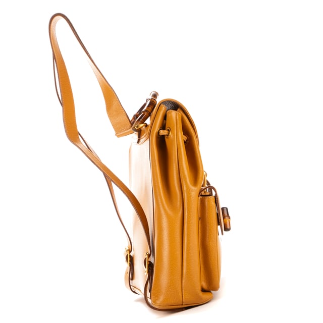 Gucci Tassen Large Bamboo Backpack  Rugzak in de Mosterd Kalfsleer in de Goud  hardware. Het product is in In Uitstekende Staat (A).
  Afmetingen: 30.5x30x10 cm 
  Inclusief accessoires: Dustbag
      
  BrandCo Paris vindt zeldzame artikelen in de beste staat voor ongelooflijke prijzen. Het is de moeite waard om geduldig te zijn! Koop met vertrouwen: alle artikelen van BrandCo Paris worden zorgvuldig geselecteerd en geverifieerd door ons team van experts.

  Alle artikelen worden geleverd met een certificaat van echtheid en verpakt door BrandCo Paris.

  Classificatietabel voor de conditie van het artikel:

  N (als nieuw)
  AA (perfecte staat)
  A (uitstekende staat)
  AB (zeer goede staat)
  B (goede/redelijke staat)