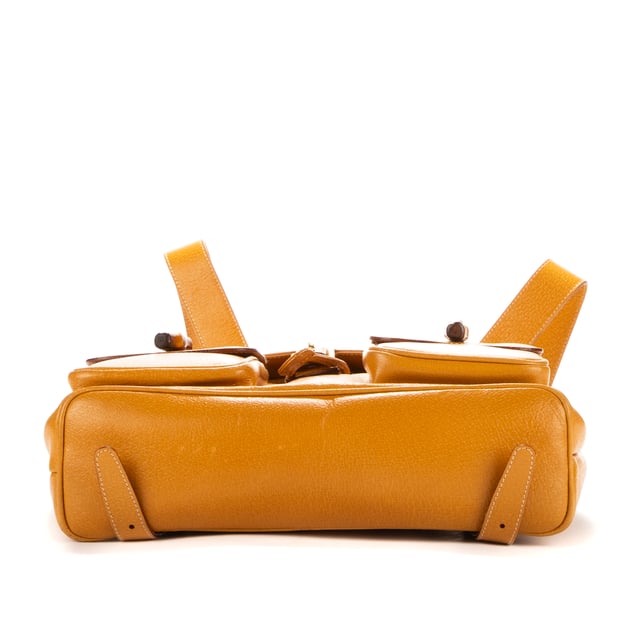 Gucci Tassen Large Bamboo Backpack  Rugzak in de Mosterd Kalfsleer in de Goud  hardware. Het product is in In Uitstekende Staat (A).
  Afmetingen: 30.5x30x10 cm 
  Inclusief accessoires: Dustbag
      
  BrandCo Paris vindt zeldzame artikelen in de beste staat voor ongelooflijke prijzen. Het is de moeite waard om geduldig te zijn! Koop met vertrouwen: alle artikelen van BrandCo Paris worden zorgvuldig geselecteerd en geverifieerd door ons team van experts.

  Alle artikelen worden geleverd met een certificaat van echtheid en verpakt door BrandCo Paris.

  Classificatietabel voor de conditie van het artikel:

  N (als nieuw)
  AA (perfecte staat)
  A (uitstekende staat)
  AB (zeer goede staat)
  B (goede/redelijke staat)