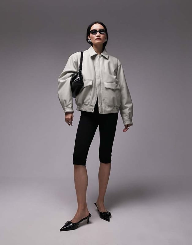 Coats & Jackets by Topshop Welcome to the next phase of Topshop Spread collar Zip fastening Functional pockets Regular fitSold By: Asos