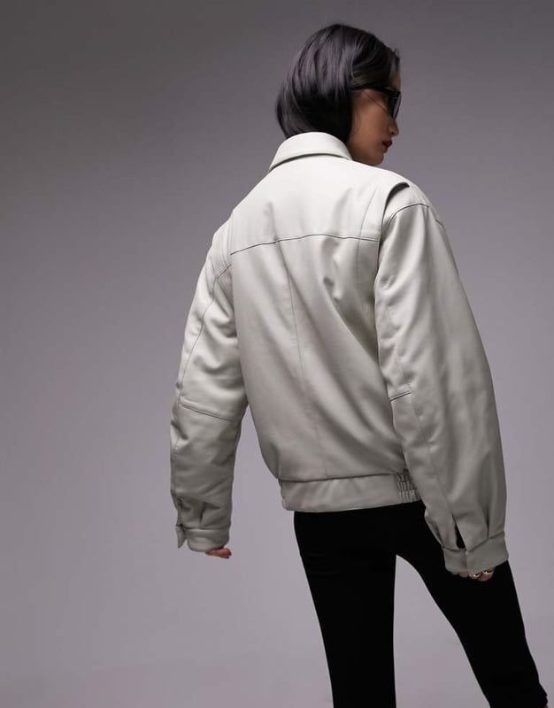 Coats & Jackets by Topshop Welcome to the next phase of Topshop Spread collar Zip fastening Functional pockets Regular fitSold By: Asos