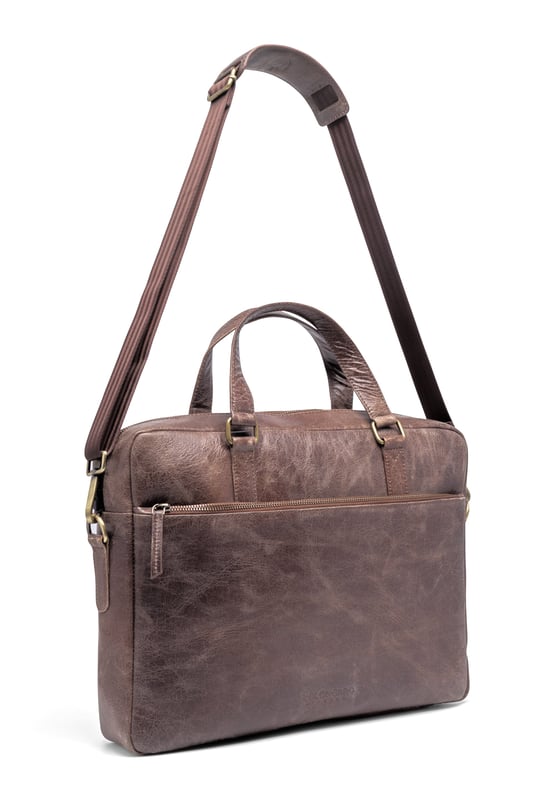 Real leather crossbody satchel from Bolongaro Trevor, with exterior pocket, spacious interior with multiple compartments and pockets. Complete with top handle and adjustable strap, this bag is suitable for any occasion.
Dimensions 8cm x 29cm x 40cm.