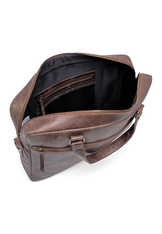 Real leather crossbody satchel from Bolongaro Trevor, with exterior pocket, spacious interior with multiple compartments and pockets. Complete with top handle and adjustable strap, this bag is suitable for any occasion.
Dimensions 8cm x 29cm x 40cm.