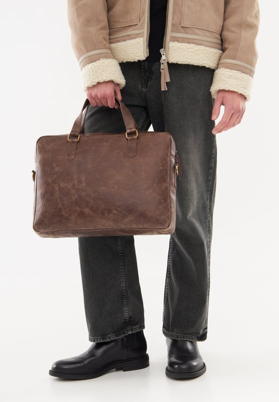 Real leather crossbody satchel from Bolongaro Trevor, with exterior pocket, spacious interior with multiple compartments and pockets. Complete with top handle and adjustable strap, this bag is suitable for any occasion.
Dimensions 8cm x 29cm x 40cm.