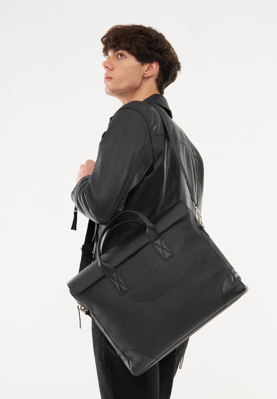 Real leather crossbody satchel from Bolongaro Trevor, with exterior pocket, spacious interior with multiple compartments and pockets. Complete with top handle and adjustable strap, this bag is suitable for any occasion.
Dimensions 8cm x 35cm x 42cm.