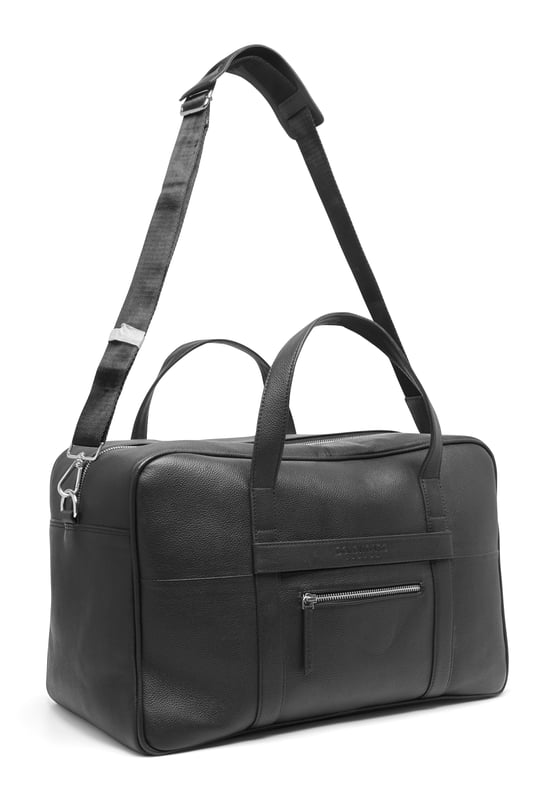 Real leather weekend bag from Bolongaro Trevor, with exterior pocket, large spacious interior with multiple compartments and pockets. Complete with top handle and adjustable strap, this bag is suitable for any occasion.
Dimensions 22cm x 28cm x 44cm.