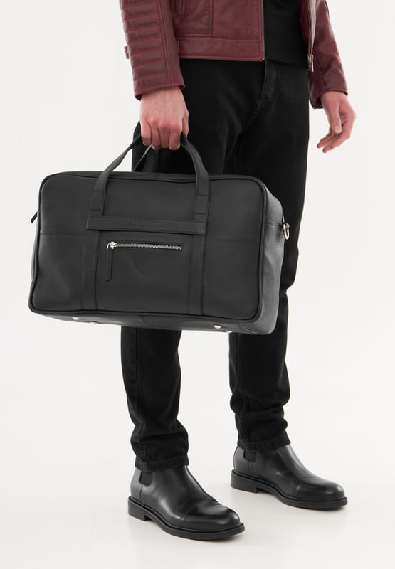 Real leather weekend bag from Bolongaro Trevor, with exterior pocket, large spacious interior with multiple compartments and pockets. Complete with top handle and adjustable strap, this bag is suitable for any occasion.
Dimensions 22cm x 28cm x 44cm.