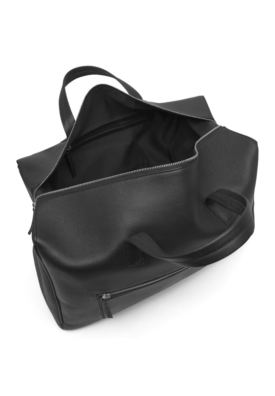 Real leather weekend bag from Bolongaro Trevor, with exterior pocket, large spacious interior with multiple compartments and pockets. Complete with top handle and adjustable strap, this bag is suitable for any occasion.
Dimensions 23cm x 32cm x 48cm.