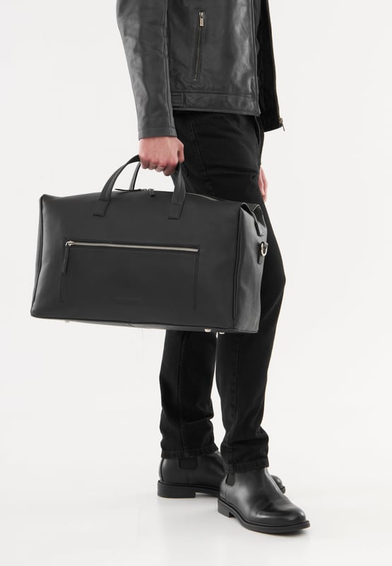 Real leather weekend bag from Bolongaro Trevor, with exterior pocket, large spacious interior with multiple compartments and pockets. Complete with top handle and adjustable strap, this bag is suitable for any occasion.
Dimensions 23cm x 32cm x 48cm.