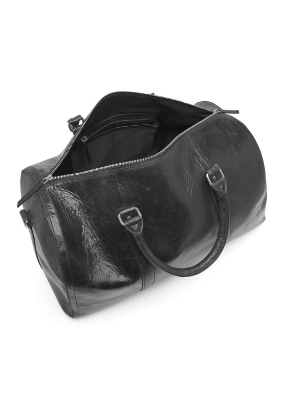 Real leather weekend bag from Bolongaro Trevor, with large spacious interior with multiple compartments and pockets. Complete with top handle and adjustable strap, this bag is suitable for any occasion.
Dimensions 23cm x 35cm x 48cm.