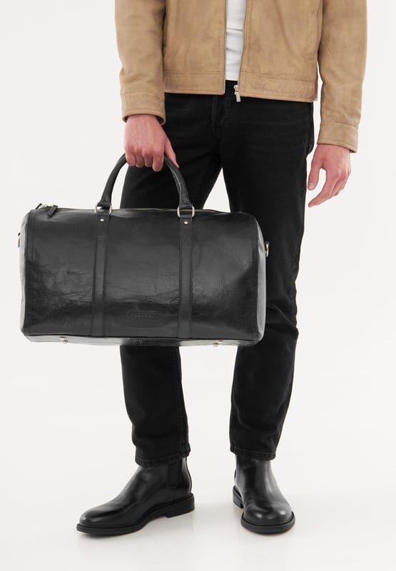Real leather weekend bag from Bolongaro Trevor, with large spacious interior with multiple compartments and pockets. Complete with top handle and adjustable strap, this bag is suitable for any occasion.
Dimensions 23cm x 35cm x 48cm.