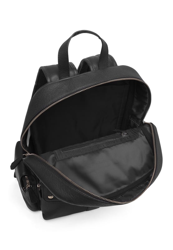 Real leather rucksack from Bolongaro Trevor, with exterior pocketing and spacious interior. Complete with top handle and adjustable straps, this bag is suitable for any occasion.
Dimensions 11cm x 36cm x 39cm.