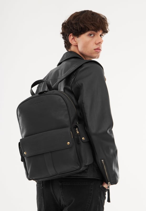 Real leather rucksack from Bolongaro Trevor, with exterior pocketing and spacious interior. Complete with top handle and adjustable straps, this bag is suitable for any occasion.
Dimensions 11cm x 36cm x 39cm.