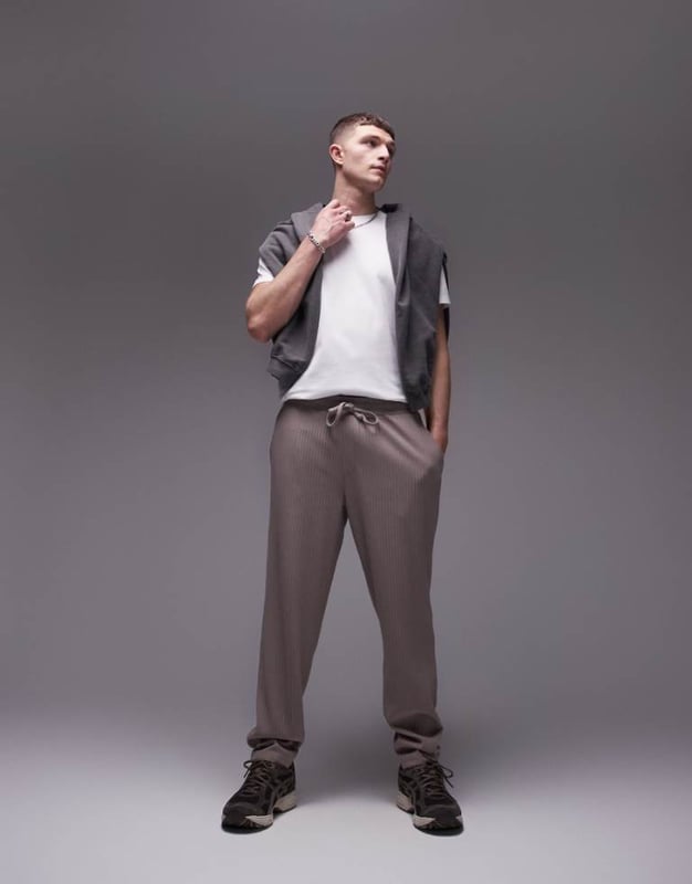 Trousers & Chinos by Topman This is Topman Plain design Regular rise Elasticated waistband Tie waist Pockets to side and back Regular, tapered fitSold By: Asos