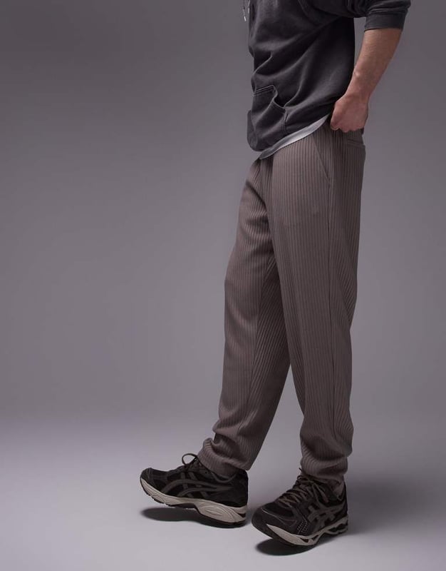 Trousers & Chinos by Topman This is Topman Plain design Regular rise Elasticated waistband Tie waist Pockets to side and back Regular, tapered fitSold By: Asos
