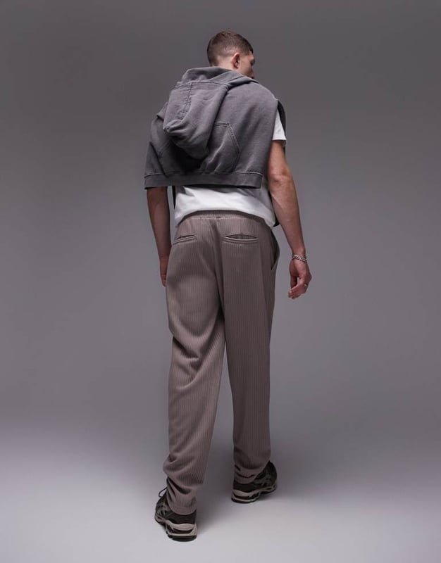 Trousers & Chinos by Topman This is Topman Plain design Regular rise Elasticated waistband Tie waist Pockets to side and back Regular, tapered fitSold By: Asos