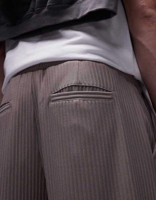 Trousers & Chinos by Topman This is Topman Plain design Regular rise Elasticated waistband Tie waist Pockets to side and back Regular, tapered fitSold By: Asos