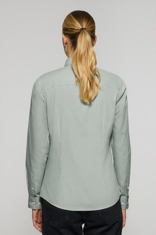 Vielseitiges langärmliges Popeline-Hemd aus Baumwolle. Mit Details an Krageninnenseite und Manschetten. Die definierte Slim Fit-Passform, die Knopfmanschetten und der dezente französische Kragen sind ideal für einen tadellosen Look. Rigby Go Logo-Stickerei auf der Brust. Kleine Etiketten „Poplin Collection“ am Saum des Hemds.