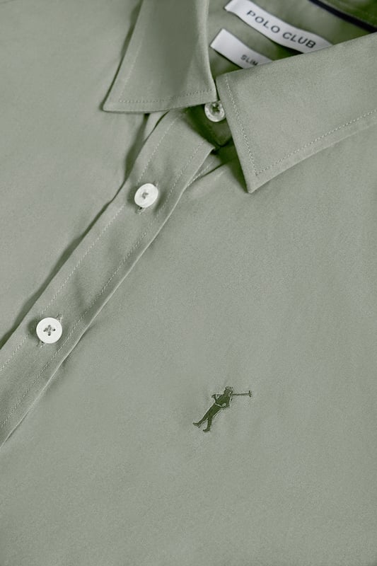 Vielseitiges langärmliges Popeline-Hemd aus Baumwolle. Mit Details an Krageninnenseite und Manschetten. Die definierte Slim Fit-Passform, die Knopfmanschetten und der dezente französische Kragen sind ideal für einen tadellosen Look. Rigby Go Logo-Stickerei auf der Brust. Kleine Etiketten „Poplin Collection“ am Saum des Hemds.