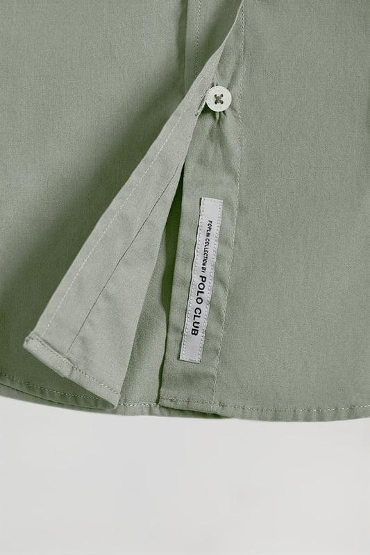 Vielseitiges langärmliges Popeline-Hemd aus Baumwolle. Mit Details an Krageninnenseite und Manschetten. Die definierte Slim Fit-Passform, die Knopfmanschetten und der dezente französische Kragen sind ideal für einen tadellosen Look. Rigby Go Logo-Stickerei auf der Brust. Kleine Etiketten „Poplin Collection“ am Saum des Hemds.